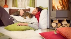 Miért aludnak a macskák és a macskák a tulajdonosukon: misztikus és tudományos magyarázat